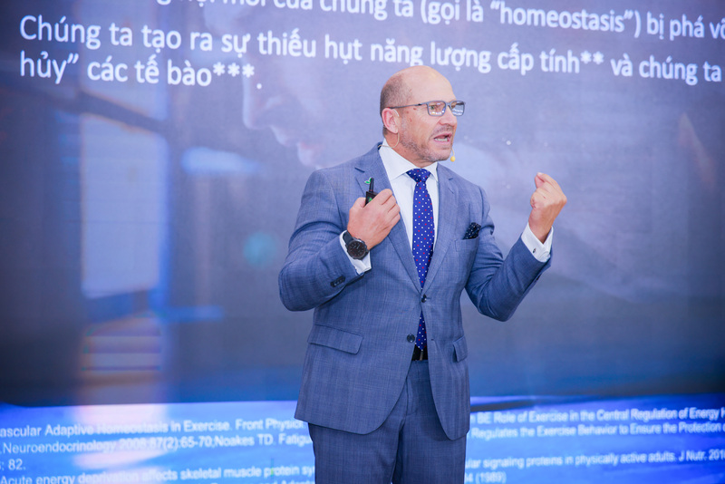 Tiến sĩ Álvarez chia sẻ những kiến thức khoa học bổ ích về dinh dưỡng thể thao cho các huấn luyện viên và vận động viên tại buổi đào tạo