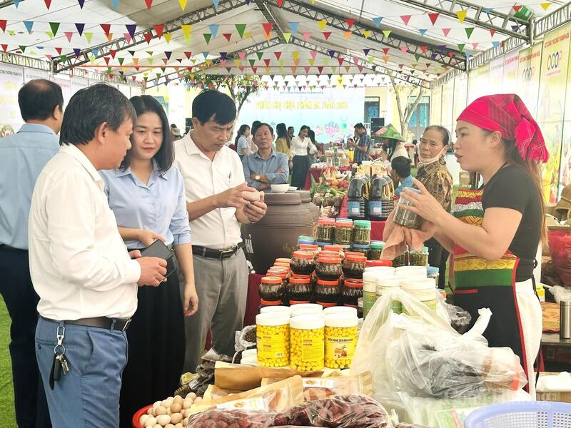 Đây là dịp quan trọng để những hộ sản xuất kinh doanh chia sẻ kinh nghiệm, học hỏi lẫn nhau. Đặc biệt, thông qua phiên chợ, họ có dịp quảng bá, giới thiệu sản phẩm của mình đến với đông đảo người tiêu dùng.