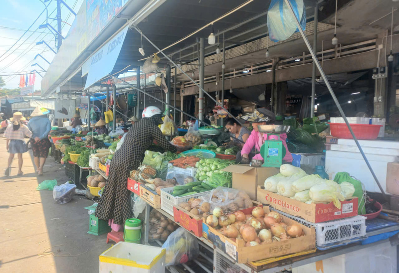 Các hoạt động mua bán tại chợ Đông Ba được diễn ra bình thường sau những ngày bị mưa lũ làm ngập sâu, chia cắt. Ảnh: Nguyễn Tuấn