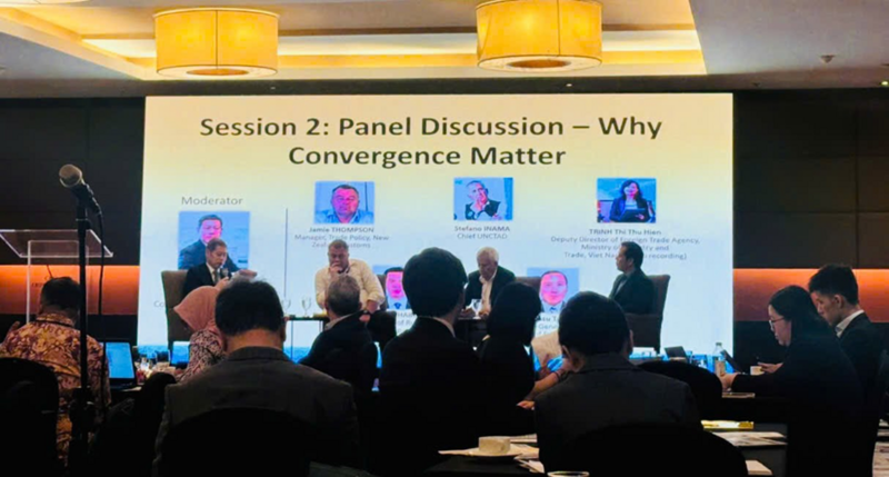 Các chuyên gia thảo luận trực tuyến và trực tiếp tại diễn đàn (Ảnh: Cục Xuất nhập khẩu)