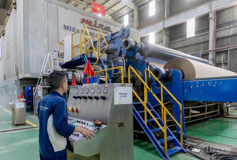 کیمیکلز Miza کمپنی لمیٹڈ کے پروڈکشن سائیکل کا ایک ناگزیر حصہ ہیں، گودا پروسیسنگ کے مرحلے میں استعمال ہونے والے کاسٹک سوڈا (NaOH) سے، بلیچنگ ایجنٹ جیسے ہائیڈروجن پیرو آکسائیڈ (H2O2)، پھٹکڑی اور بڑے پیمانے پر گندے پانی کی صفائی کے نظام میں استعمال ہونے والے پولیمر تک۔ تصویر: Quoc Huy