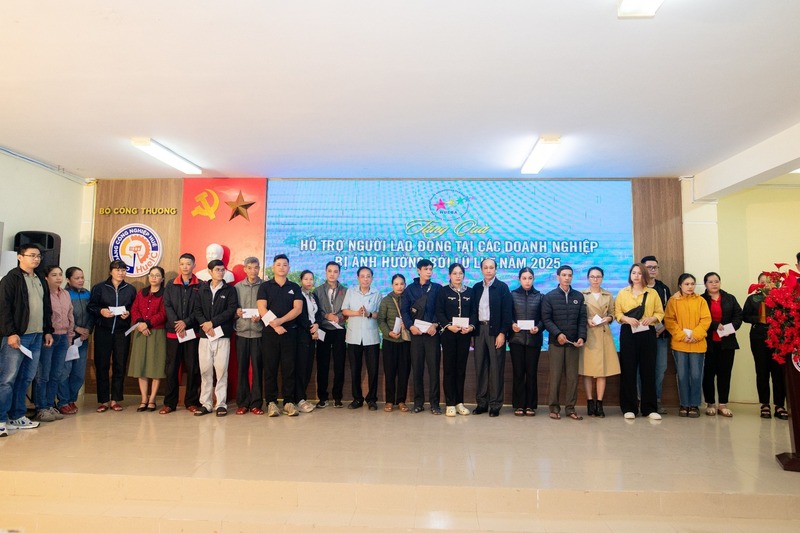 Hiệp hội Doanh nghiệp thành phố Huế tặng quà hỗ trợ người lao động trong các doanh nghiệp bị ảnh hưởng sau lũ. Ảnh: D. Quan