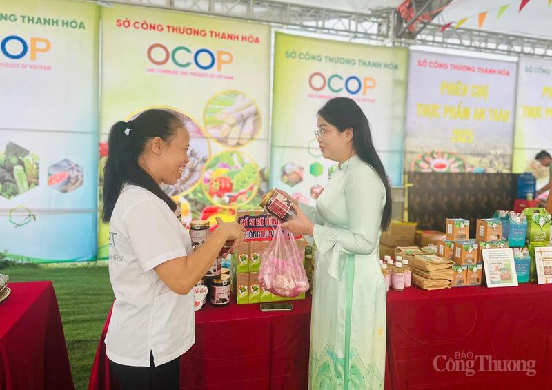 Người dân thích thú khi được biết đến những sản phẩm mới.