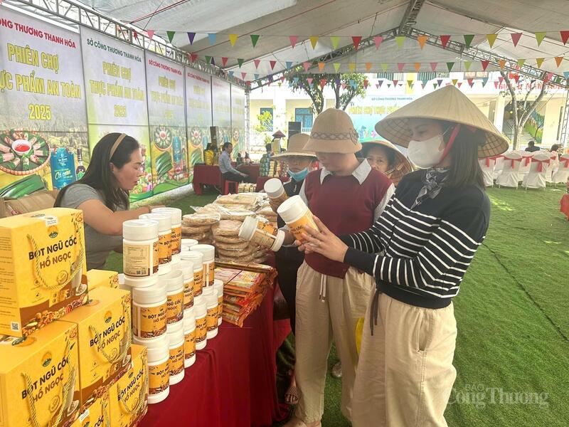 Thông qua phiên chợ, người tiêu dùng được tiếp cận những sản phẩm tươi - sạch.