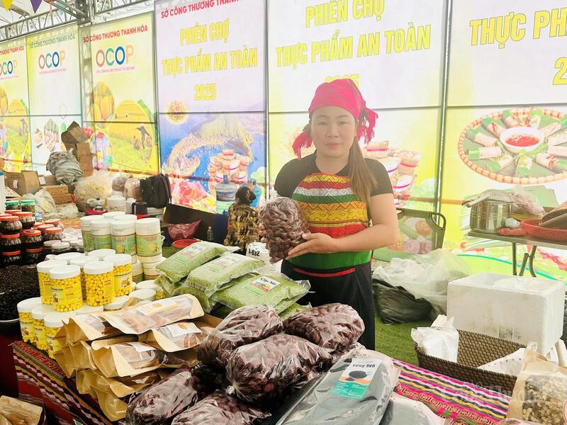 Nhiều sản phẩm mang đậm bản sắc vùng cao xứ Thanh cũng được mang đến phiên chợ để quảng bá, tiêu thụ.