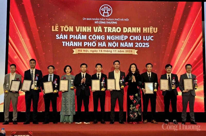 Các doanh nghiệp có sản phẩm công nghiệp chủ lực lên nhận chứng nhận.