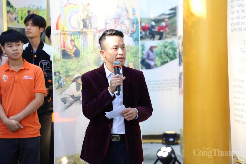 Ông Bùi Ngọc Hải, Giám đốc dự án Giải thưởng Hành động vì cộng đồng - Human Act Prize chia sẻ tại triển lãm.