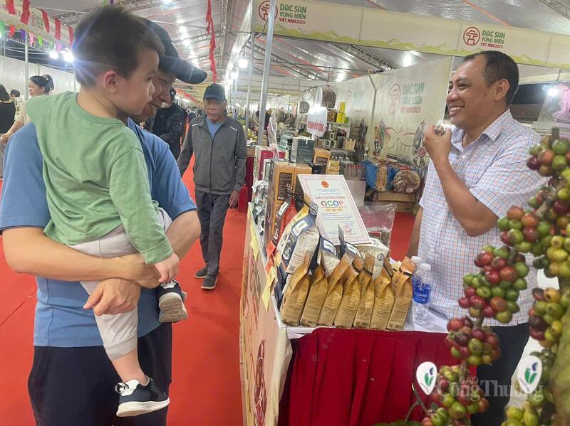 Ông Nguyễn Văn Đình, thành viên Ban quản lý dự án nông sản Lâm Đồng giới thiệu sản phẩm cà phê Lâm Đồng cho người dân tại Hà Nội. Ảnh: H.T
