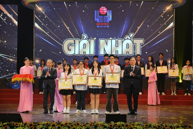 Giải Nhất được trao cho nhóm tác giả Lê Hà My, Phạm Nguyễn Vân Khánh - Trường THCS Trưng Vương, Lê Minh Quang -Trường THCS và THPT Lương Thế Vinh, Phan Minh Khôi - Trường THPT Lê Quý Đôn và Lương Ngọc Bảo Phương - Trường Chuyên Chu Văn An, TP. Hà Nội với đề tài: Thiết bị trồng cây nông nghiệp trong ao, hồ, sông, biển cung cấp lương thực, thực phẩm cho vùng hải đảo và góp phần đảm bảo an ninh lương thực trong tương lai . Ảnh: Đức Chung