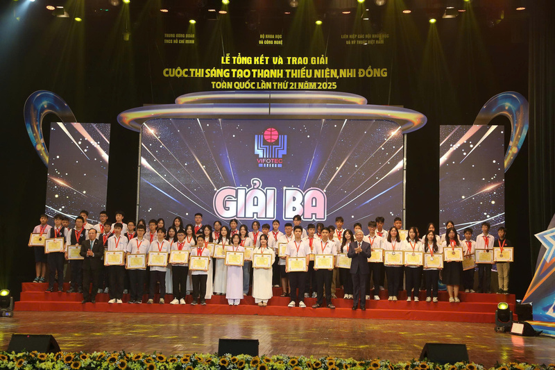 Tác giả, nhóm tác giả đoạt giải Ba. Ảnh: Đức Chung