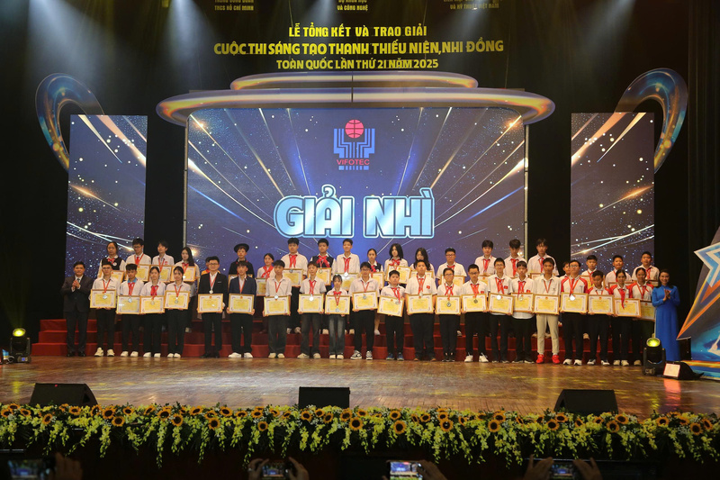 Tác giả, nhóm tác giả đoạt giải Nhì. Ảnh: Đức Chung