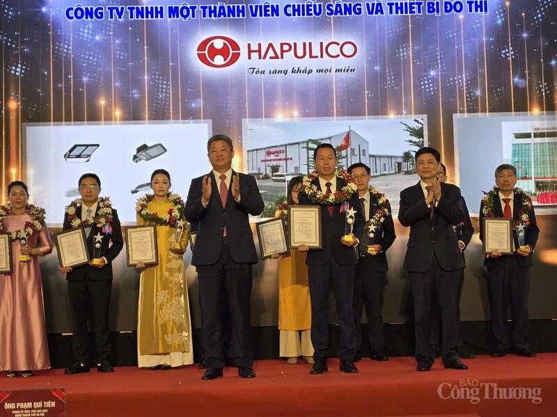 Ban Tổ chức trao chứng nhận cho Hapulico.