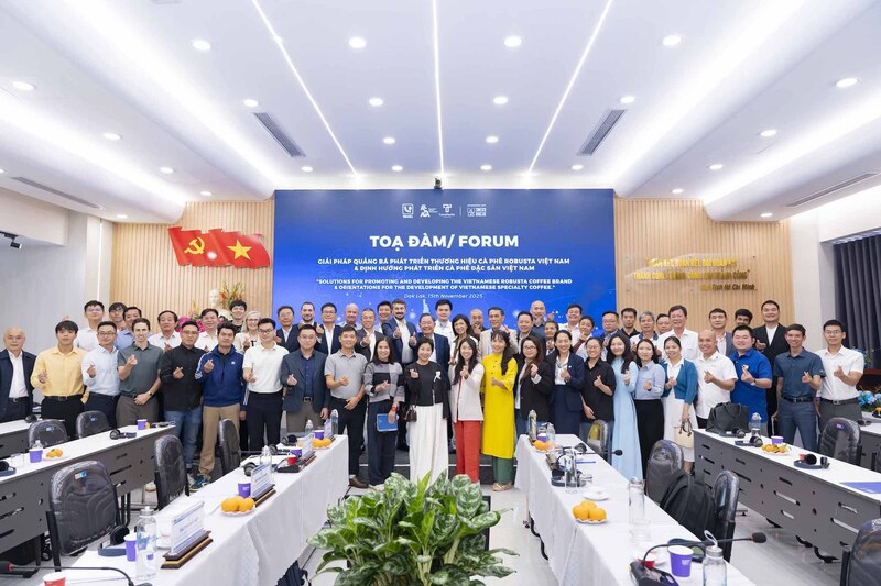 Các đại biểu chụp ảnh lưu niệm