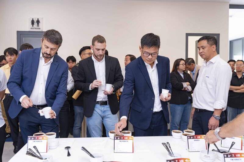 Đối tác nước ngoài thưởng thức cà phê Robusta Việt Nam.