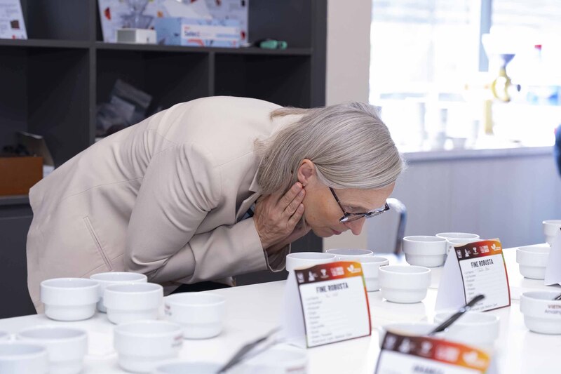 Đối tác nước ngoài thử hương vị cà phê đặc sản Việt Nam