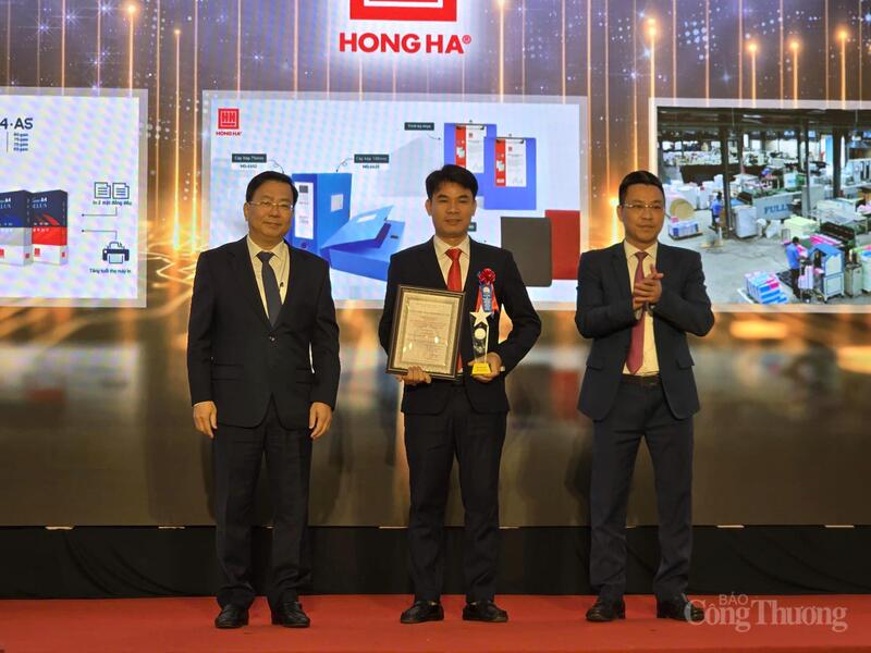 Ông Võ Nguyên Phong - Giám đốc Sở Công Thương (trái) và ông Quách Quang Đông - Phó Cục trưởng Cục Công nghiệp (Bộ Công Thương) trao chứng nhận cho Công ty CP Văn phòng phẩm Hồng .Hà