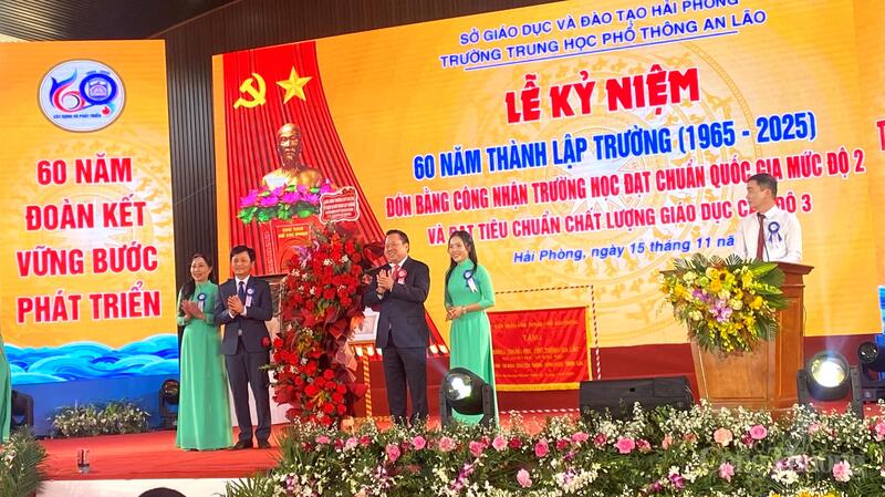 Ông Nguyễn Hoàng Anh, Ủy viên Trung ương Đảng, Phó Trưởng ban Chính sách - Chiến lược Trung ương (cựu học sinh) tặng hoa thầy và trò Trường THPT An Lão trong dịp kỷ niệm trường
