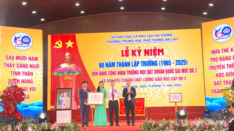 Đại diện lãnh đạo Sở Giáo dục và Đào tạo Hải Phòng trao bằng công nhận trường học đạt chuẩn Quốc gia mức II cho Trường THPT An Lão (Hải Phòng)