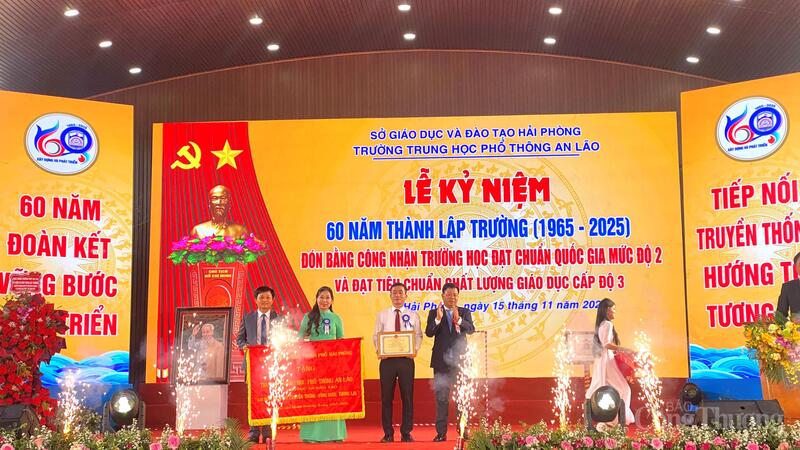 Ông Lê Trung Kiên, Phó CHủ tịch UBND TP. Hải Phòng tặng nhà trường bức trướng nhân dịp kỷ niệm 60 năm