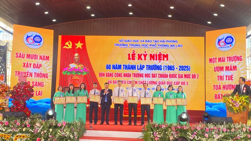 Lãnh đạo TP. Hải Phòng trao bằng khen của Chủ tịch UBND thành phố tặng các thầy cô có thành tích xuất sắc Trường THPT An Lão