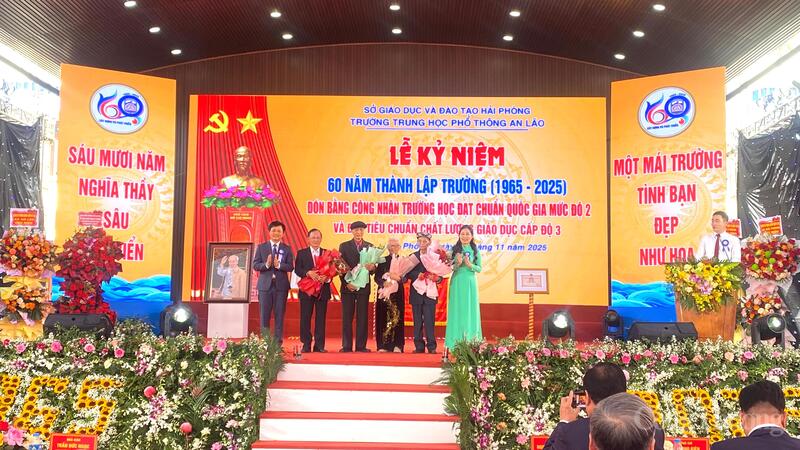 Lãnh đạo Trường THPT An Lão (Hải Phòng) tặng hoa tri ân cựu nhà giáo, những người đã đặt viên gạch nền móng ngày đầu xây dựng và phát triển nhà trường