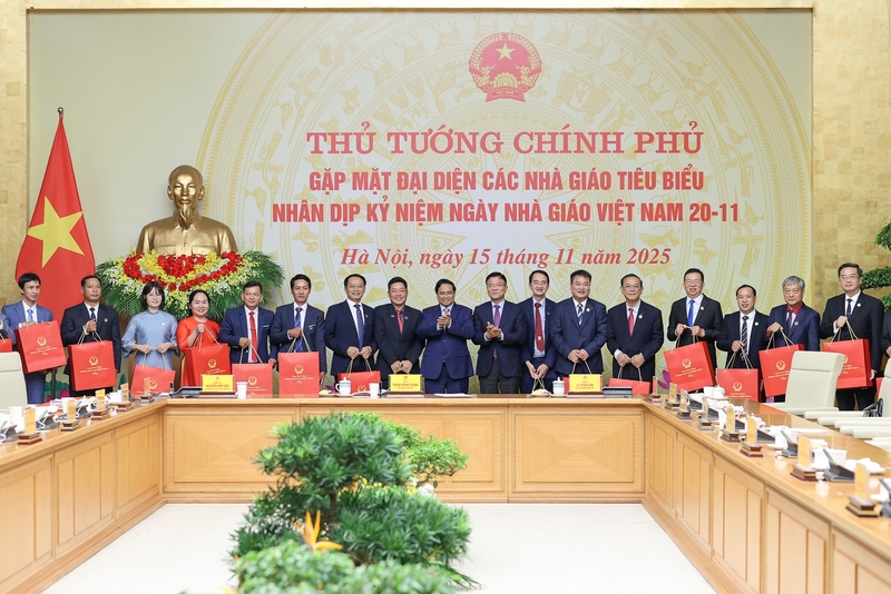 Thủ tướng Phạm Minh Chính, Phó Thủ tướng Lê Thành Long và các thầy, cô giáo tại buổi gặp mặt. Ảnh: VGP/Nhật Bắc