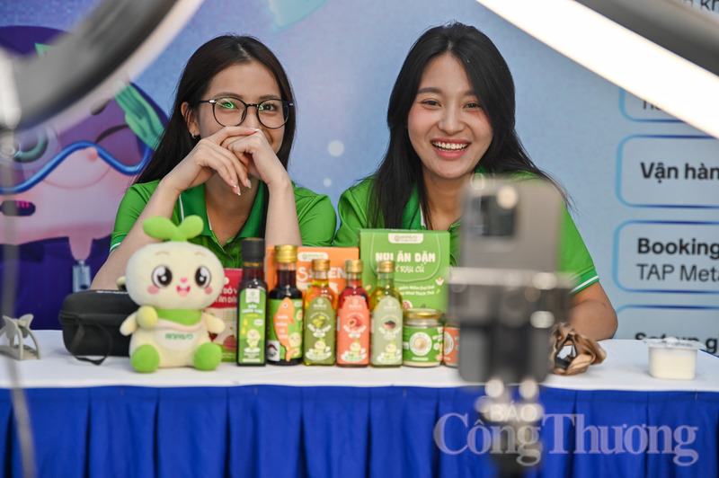 Thông qua các chương trình mua sắm trực tuyến, không gian trải nghiệm công nghệ và khu trưng bày - livestream của các MCN, sàn thương mại điện tử, người dân và du khách có thể tiếp cận công nghệ mới, khám phá các giải pháp và tiện ích giúp mua sắm hiện đại, an toàn và thuận tiện hơn.