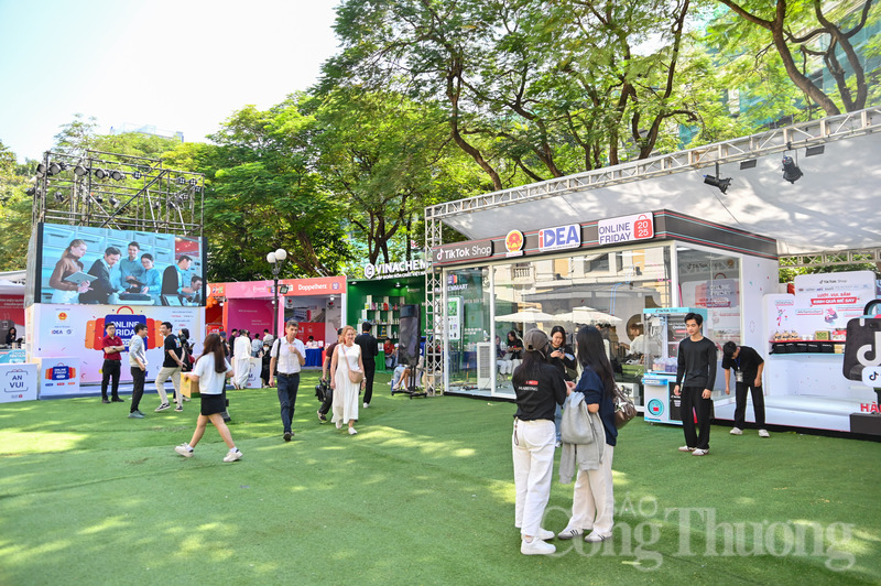 Theo ghi nhận của phóng viên Báo Công Thương, sáng nay, các phiên livestream bán hàng trong khuôn khổ sự kiện Online Friday 2025 (Ngày mua sắm trực tuyến Việt Nam) đã diễn ra vô cùng sôi động, thu hút hàng chục phiên đạt ngưỡng "ngàn view" cùng lúc trên nhiều nền tảng thương mại điện tử và mạng xã hội.