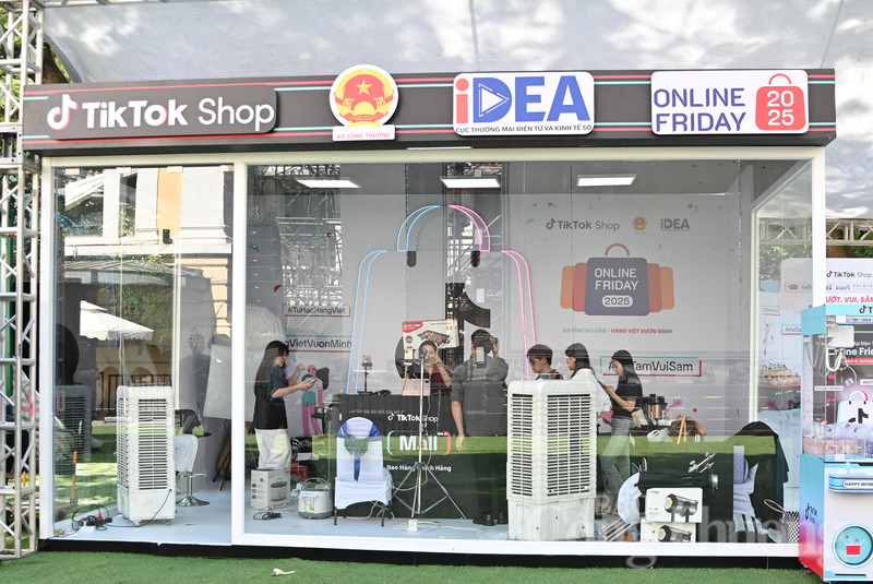 Điểm nhấn nổi bật của năm nay là chuỗi Mega Livestream “An toàn - An tâm - An vui”. Lần đầu tiên, Ban Tổ chức thực hiện một phiên mega live quy mô lớn với hình thức trình diễn trực quan, sinh động, hướng dẫn người tiêu dùng phân biệt hàng thật - hàng giả và trang bị kỹ năng mua sắm thông minh, an toàn. Hoạt động này kỳ vọng góp phần nâng cao nhận thức, tăng niềm tin và bảo vệ người tiêu dùng trong giao dịch thương mại điện tử.