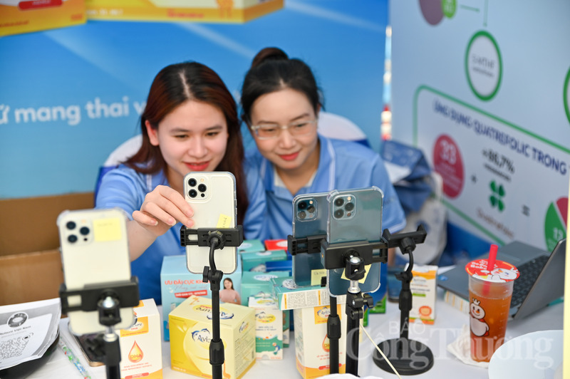 Xây dựng niềm tin người tiêu dùng: Online Friday 2025 mang đến ưu đãi thiết thực, thúc đẩy thanh toán điện tử và tăng cường chống hàng giả. Chuỗi Livestream “An toàn - An tâm - An vui” sẽ hướng dẫn phân biệt hàng thật - hàng giả và kỹ năng mua sắm an toàn, giúp nâng cao nhận thức và bảo vệ người tiêu dùng.