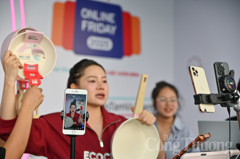 Hàng chục kênh bán hàng của các thương hiệu và nhà bán hàng lớn, nhỏ đã đồng loạt ghi nhận số lượng người xem trực tuyến vượt mốc 1.000, 2.000 và thậm chí là 5.000 người xem đồng thời, tạo nên không khí mua sắm cực kỳ nhộn nhịp.