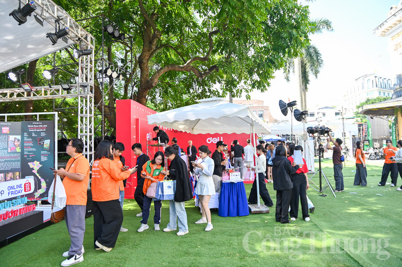 Không chỉ thu hút trên nền tảng thương mại điện tử, sự kiện Online Friday 2025 còn thu hút rất đông người dân tới tìm hiểu và mua sắm ngay tại không gian bên ngoài Nhà hát Lớn Hà Nội.