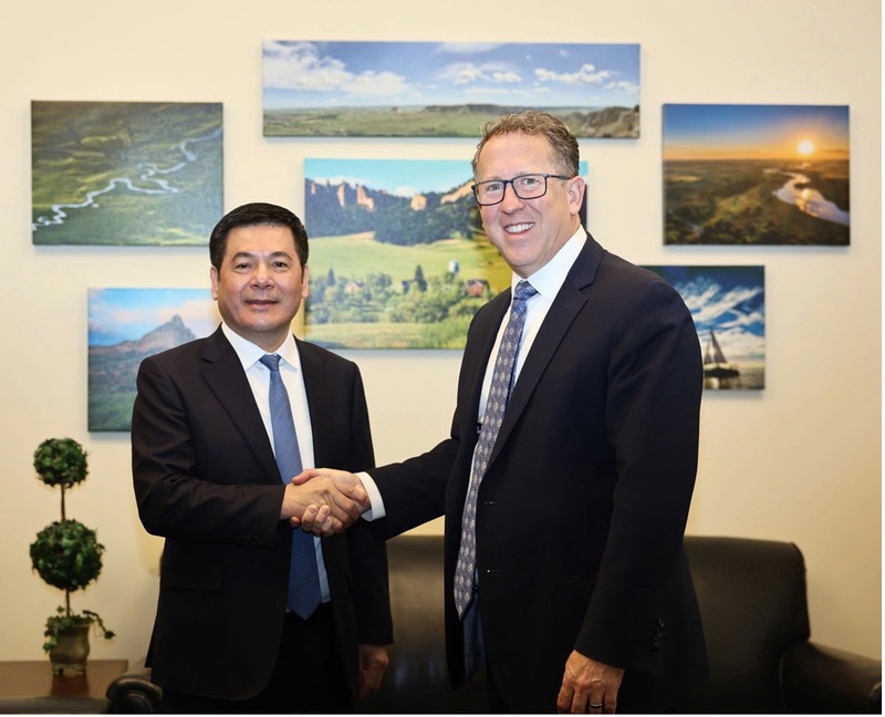 Bộ trưởng Bộ Công Thương Nguyễn Hồng Diên làm việc với Hạ nghị sĩ Adrian Smith (bang Nebraska, Đảng Cộng hoà). Ảnh: Nguyên Minh