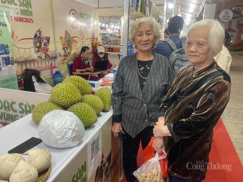 Người dân Thủ đô được trải nghiệm cùng hương vị sầu riêng đặc trưng của Đồng Tháp. Ảnh: Hoàng Thanh