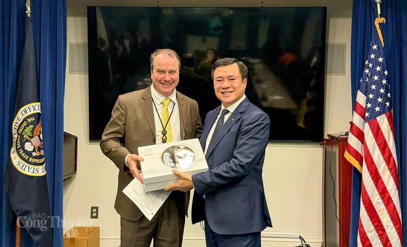 Biträdande industri- och handelsminister, biträdande chef för regeringens förhandlingsdelegation Nguyen Sinh Nhat Tan och representanter för den amerikanska sidan. Foto: Nguyen Minh