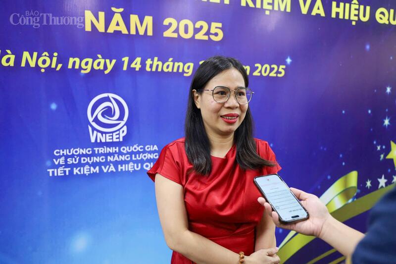 Nhà báo Nguyễn Thị Hồng Tươi (Báo Pháp luật Việt Nam - giải A) trao đổi với phóng viên về ý nghĩa của Giải thưởng Báo chí tuyên truyền về sử dụng năng lượng tiết kiệm và hiệu quả.