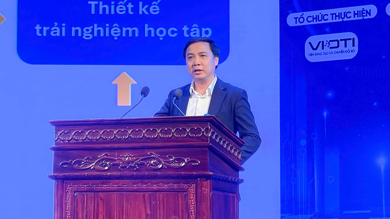 PGS.TS. Đỗ Văn Hùng - Phó Chủ tịch Hội Thông tin Khoa học và Công nghệ Việt Nam trình bày báo cáo Ảnh: Phương Hà