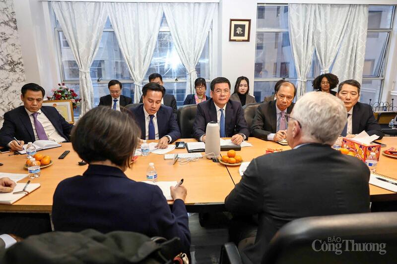 Bộ trưởng cũng đề nghị hợp tác trong nghiên cứu sửa đổi chính sách và khung thể chế, hỗ trợ đối thoại chính sách giữa hai chính phủ, đặc biệt là việc nới lỏng các quy định chuyển giao công nghệ cao, bước đi quan trọng để tạo dựng hành lang pháp lý thuận lợi cho hợp tác sâu rộng hơn về công nghệ.