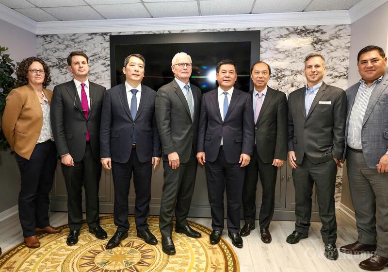 Bộ trưởng trao đổi một số thông tin về đàm phán Hiệp định thương mại đối ứng và đề nghị các doanh nghiệp có tiếng nói, tác động với Chính phủ Hoa Kỳ cũng như các cơ quan chức năng để thúc đẩy một cách tiếp cận linh hoạt hơn, thực tiễn hơn trong đàm phán, giúp sớm kết thúc và sớm đạt được kết quả tích cực nhất trong đàm phán.