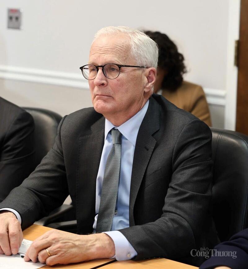 Ông John Neuffer vui mừng cảm ơn Bộ trưởng và đánh giá, Việt Nam là một "mắt xích" rất quan trọng trong chuỗi cung ứng toàn cầu và ngành công nghiệp bán dẫn.