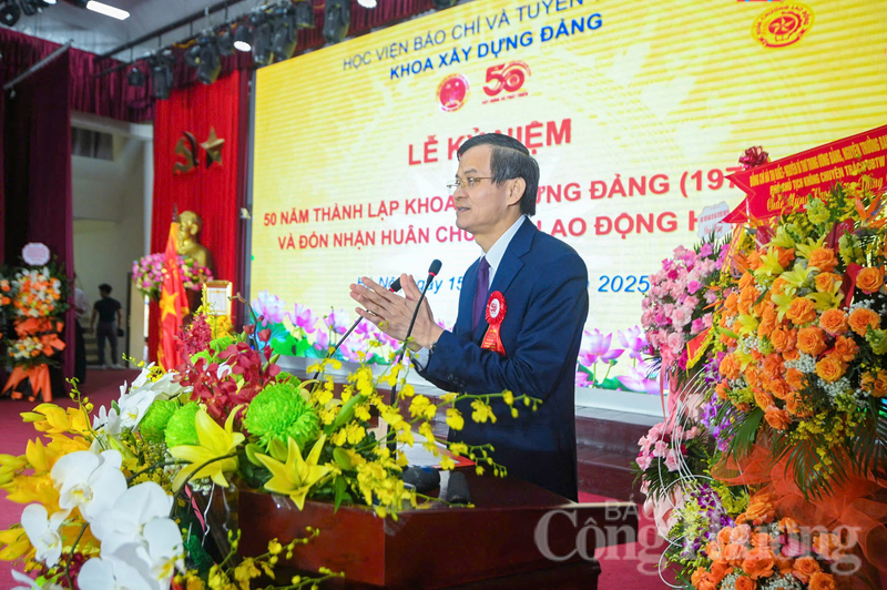 PGS. TS Đoàn Minh Huấn, Ủy viên Trung ương Đảng, Phó Bí thư Thường trực Đảng ủy, Phó Giám đốc Thường trực Học viện Chính trị quốc gia Hồ Chí Minh phát biểu tại buổi lễ.