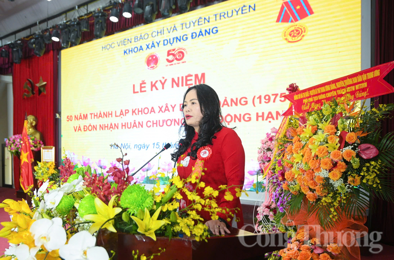 PGS. TS Trần Thị Hương, Trưởng khoa Xây dựng Đảng (Học viện Báo chí và Tuyên truyền) trình bày diễn văn kỷ niệm.