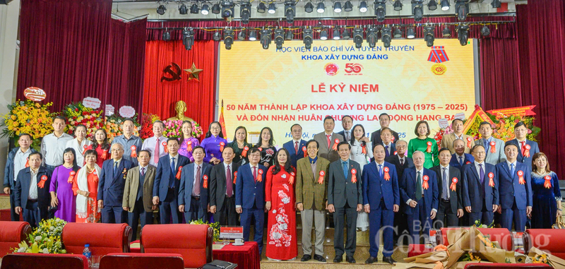 Các đại biểu chụp ảnh lưu niệm tại buổi lễ.