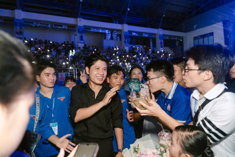 Theo nhạc sĩ Nguyễn Văn Chung: "để âm nhạc phát triển bền vững, điều quan trọng là phải cân bằng giữa giá trị thương mại và giá trị văn hóa". Ảnh: NVCC