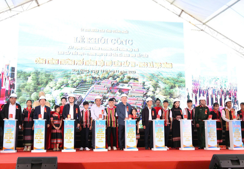 Phó Thủ tướng Nguyễn Hòa Bình bấm nút khởi công Trường phổ thông nội trú liên cấp Tiểu học - THCS xã Dục Nông. Ảnh: Nguyễn Hoàng