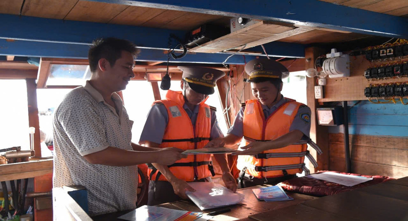 Cán bộ Chi đội Kiểm ngư số 3 kiểm tra tàu cá hoạt động trên biển miền Trung.