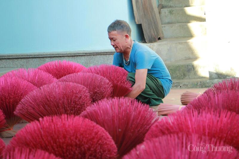 Hàng năm cứ vào dịp này, làng hương trở nên rộn ràng, đông vui hơn hẳn ngày thường. Khắp các nẻo đường, sắc đỏ của chân hương phủ kín, tạo nên không khí đặc trưng của mùa làm hương lớn nhất năm. Đây là thời điểm nhu cầu thị trường tăng mạnh, nhiều đơn hàng đã được đặt để chuẩn bị cho Tết sắp tới