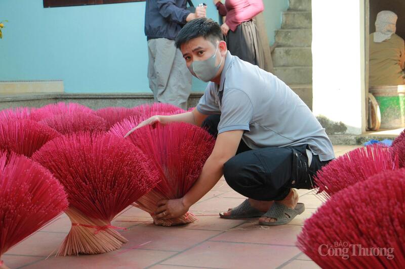 Hiện nay, mặc dù đối mặt nhiều biến động về thị trường, hương Đông Khê vẫn giữ được hương thơm đặc trưng và giá trị văn hóa sâu sắc. Với người dân xứ Thanh, mỗi nén hương là sự gắn kết giữa nghề truyền thống và đời sống tâm linh. Những người thợ nơi đây vẫn miệt mài gìn giữ nghề như một cách lưu truyền nét đẹp quê hương cho thế hệ mai sau.