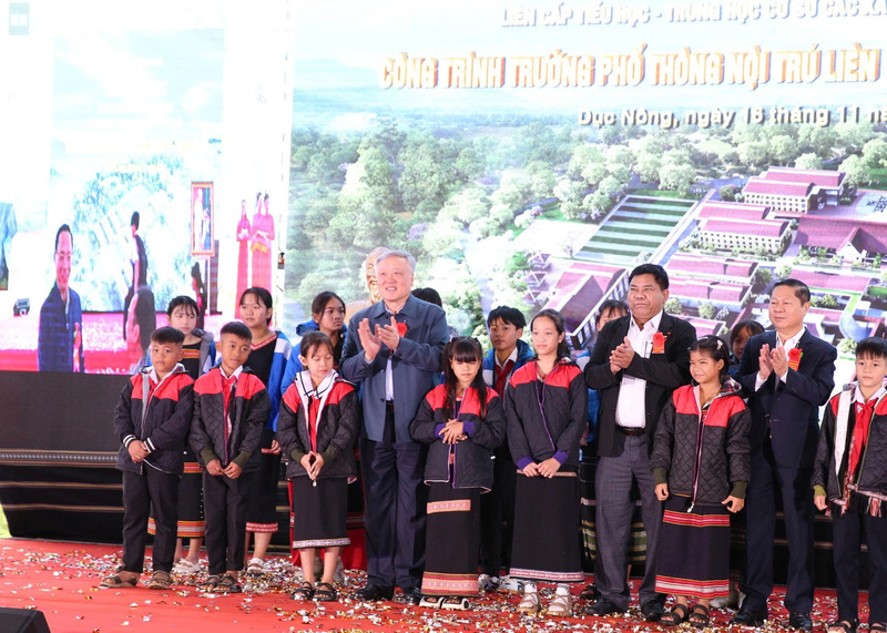 Phó Thủ tướng trao tặng áo ấm cho các em học sinh. Ảnh: Nguyễn Hoàng