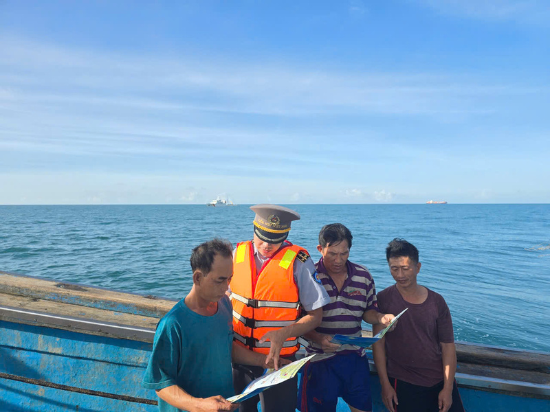 Tuyên truyền phòng chống khai thức IUU cho ngư dân.